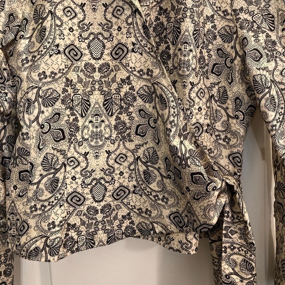 Jones New York 100% silk black and cream filigree print wrap top - Picture 4 of 5
